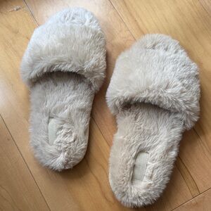 Pink by Victoria’s Secret NWOT Plush Cream Women's Furry Slippers, Size M